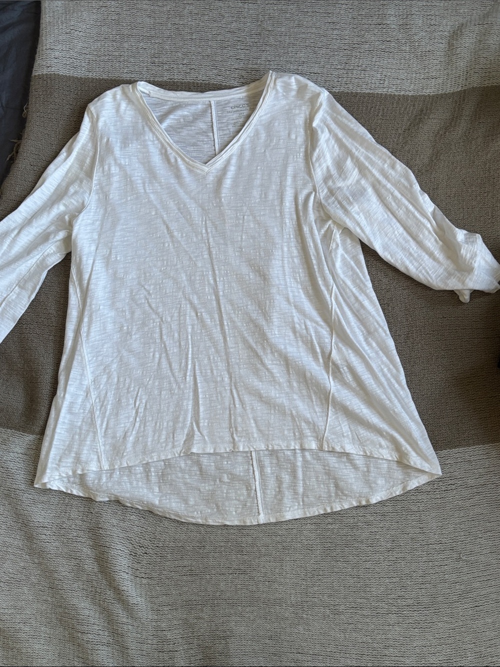 Chico's White V-Neck 3/4 Long Sleeve Tee hi lo hem textured